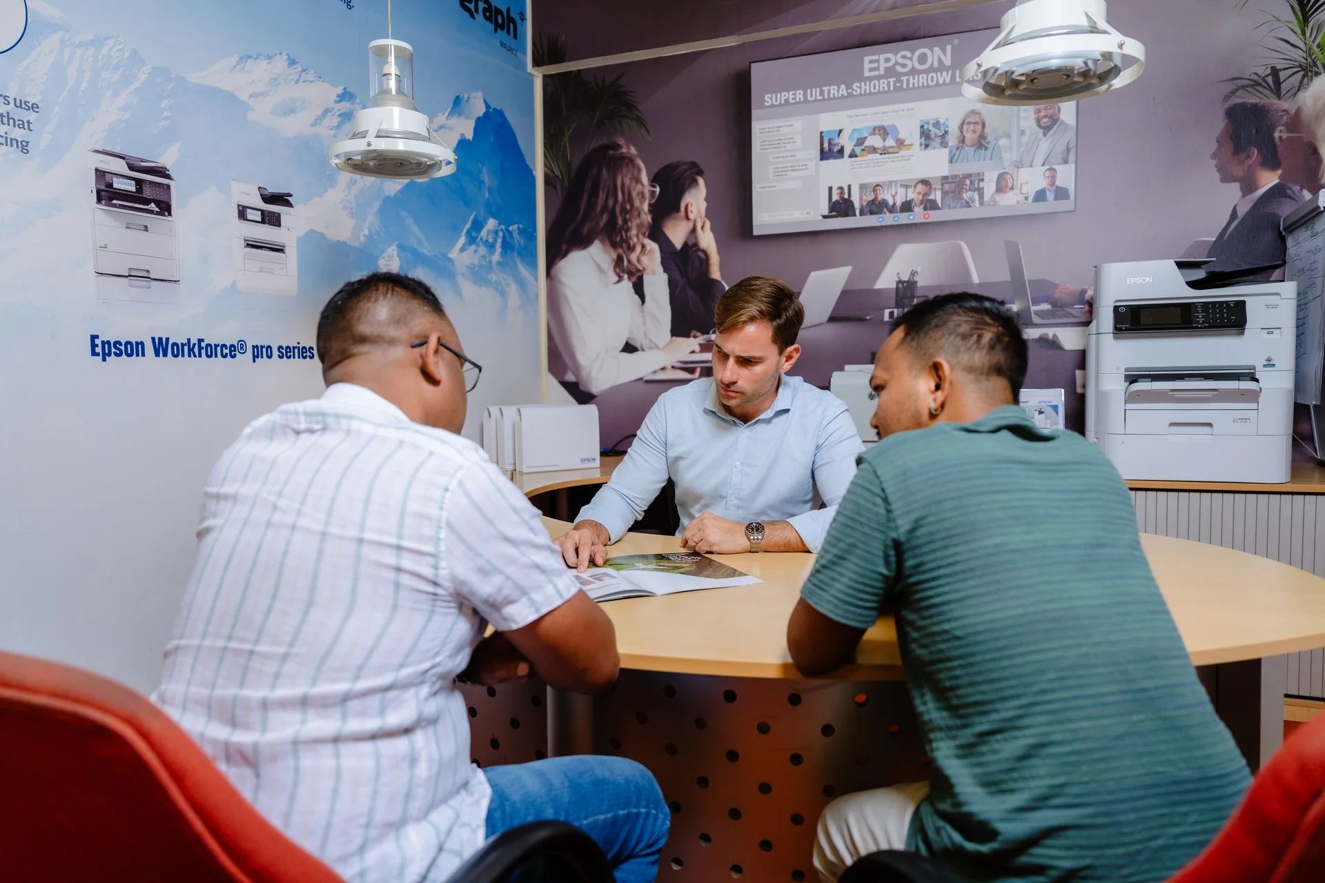 Consultation at the Intergraph showroom